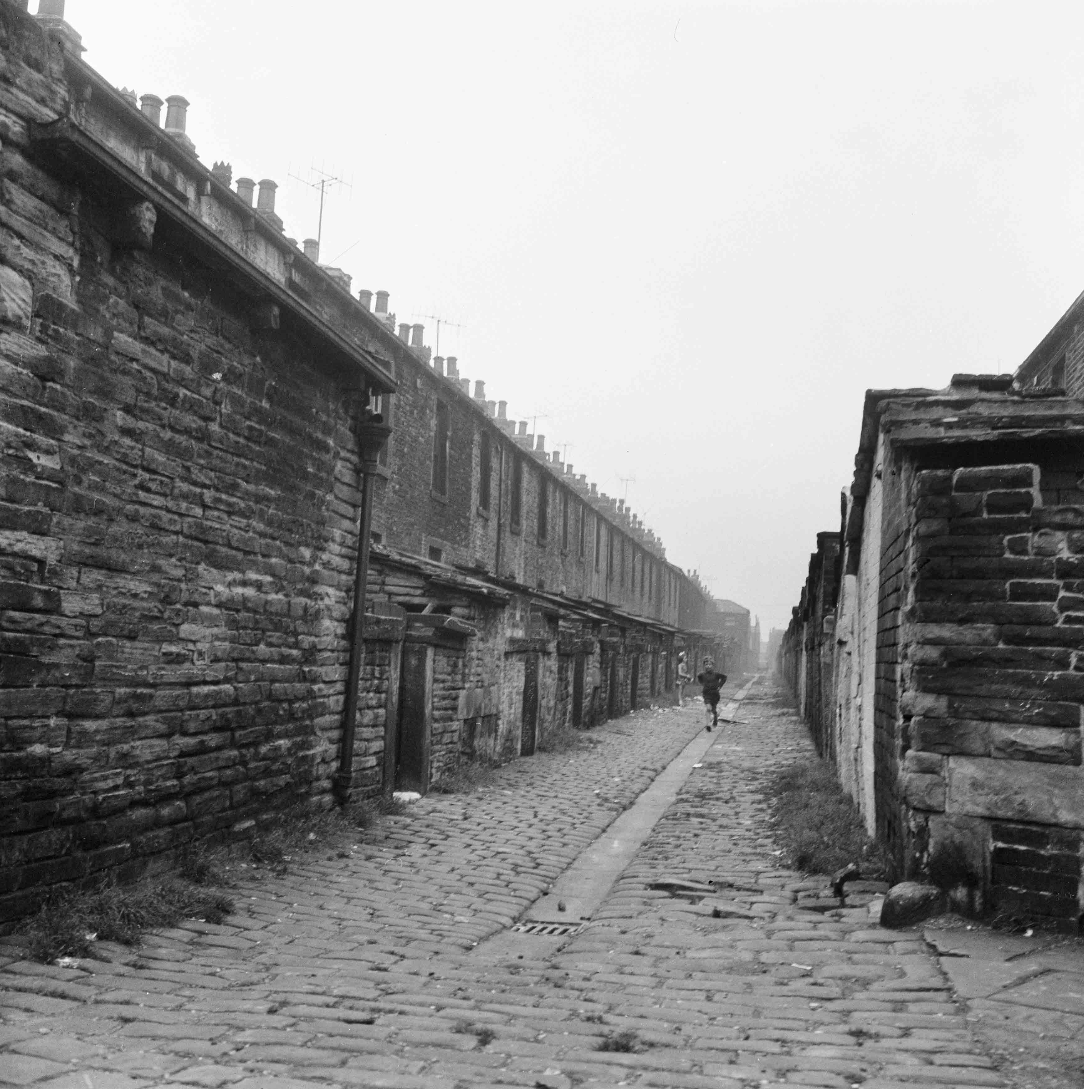 Ginnel between Anne Street and Helena Street, Burnley, Lancashire 1966-74 Eileen ‘Dusty’ Deste
