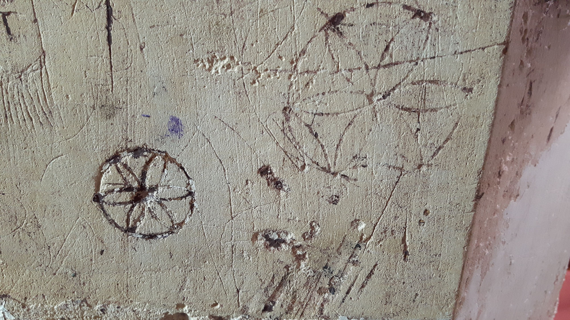 Daisy wheel design found on a pillar.
