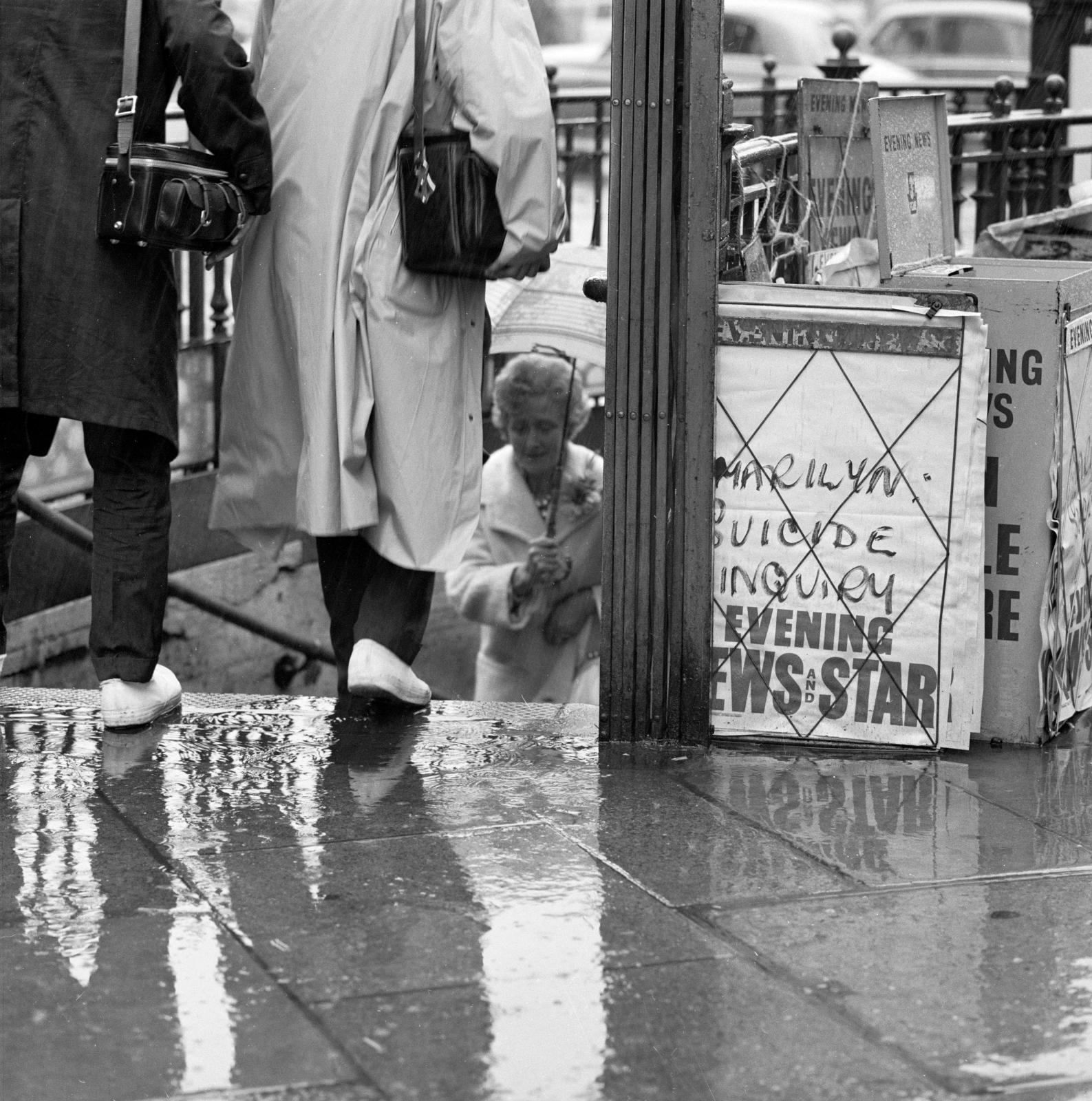 A news stand hoarding for the Evening News and Star newspaper proclaims:
MARILIYN SUICIDE INQUIRY