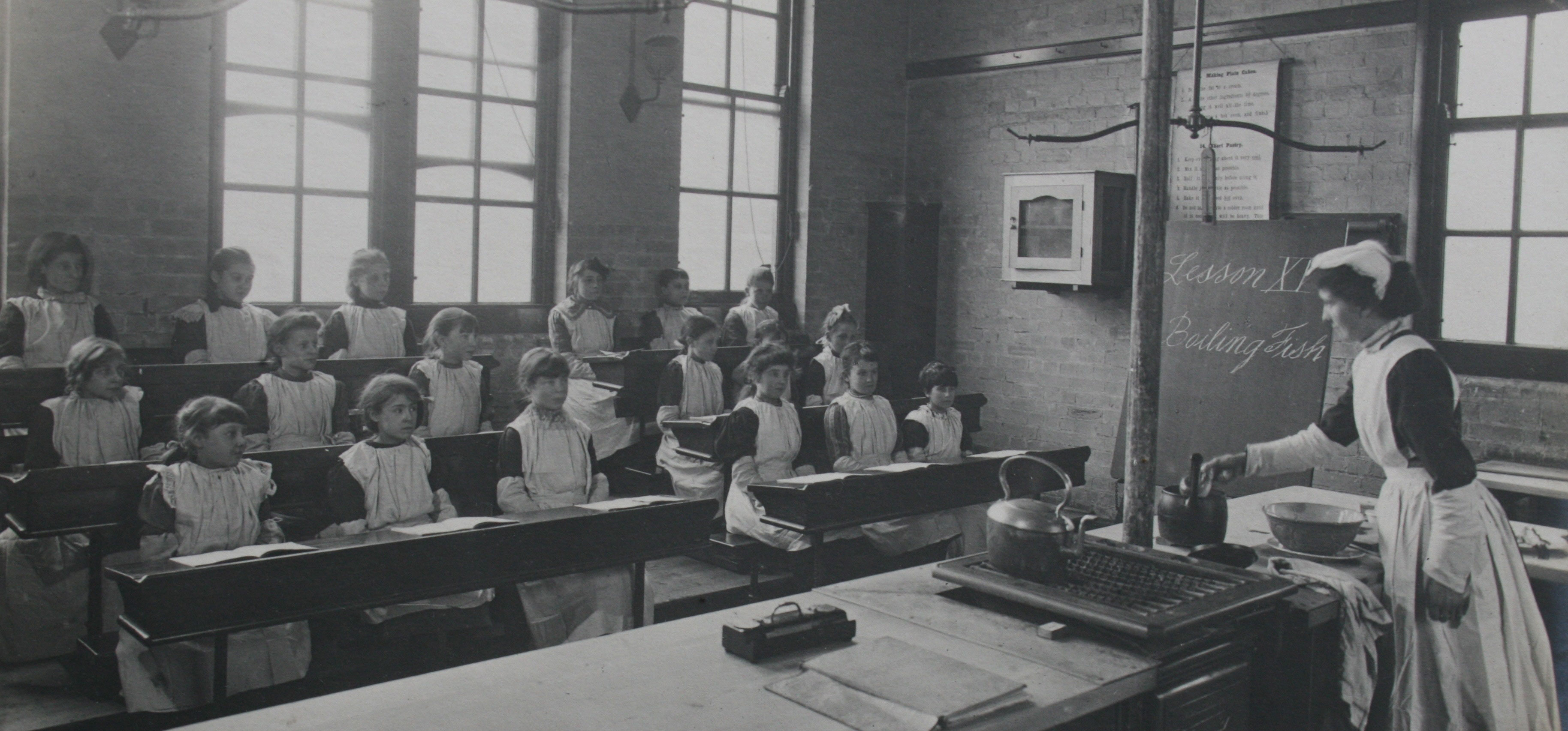 A class on boiling fish at the Clapham Cookery Centre, Tennyson Street, London, c.1890-1905.