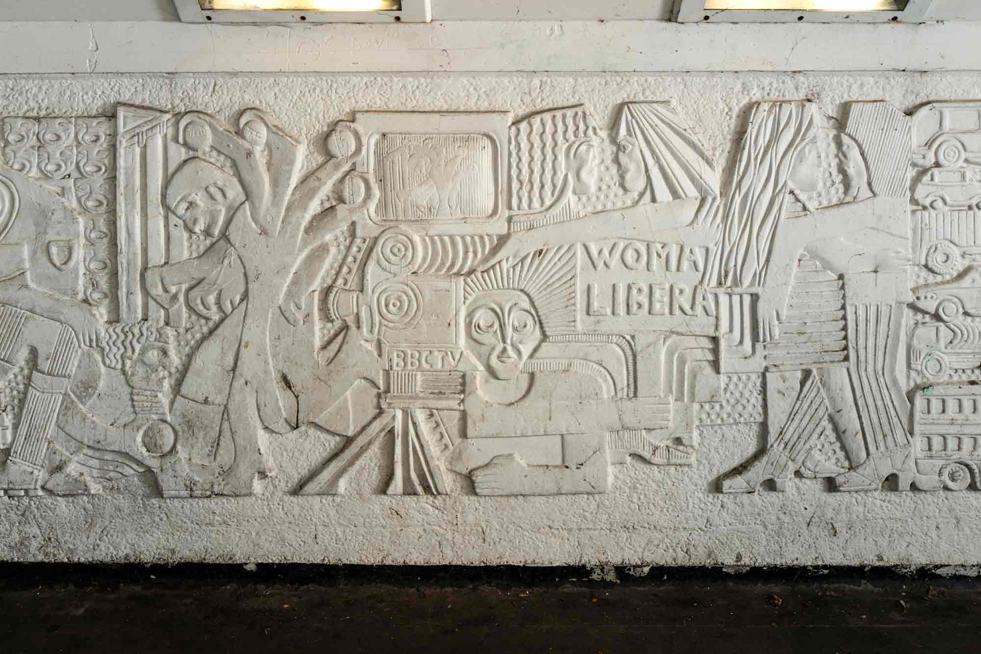 Mural in concrete depicting scenes of contemporary life