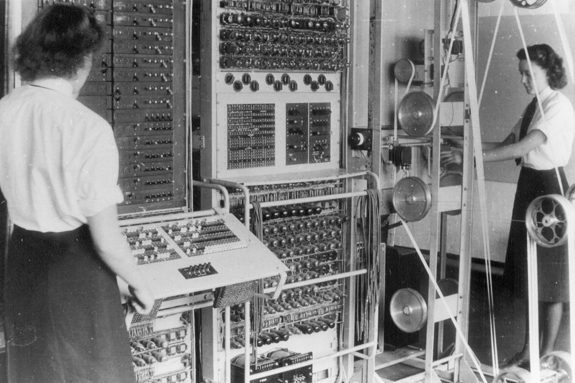 Black-and-white photograph of women 'computers' at Bletchley Park during the Second World War.