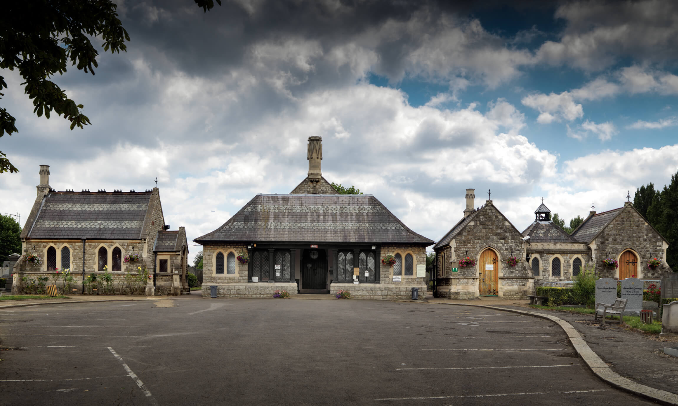 Funerary buildings at Willesden Jewish Cemetery