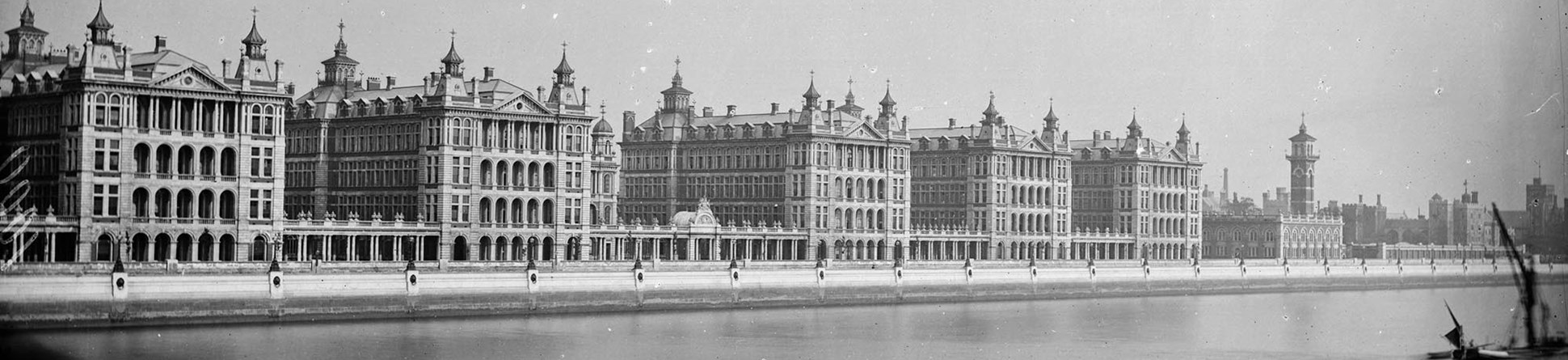 View of St Thomas’ Hospital across the river 