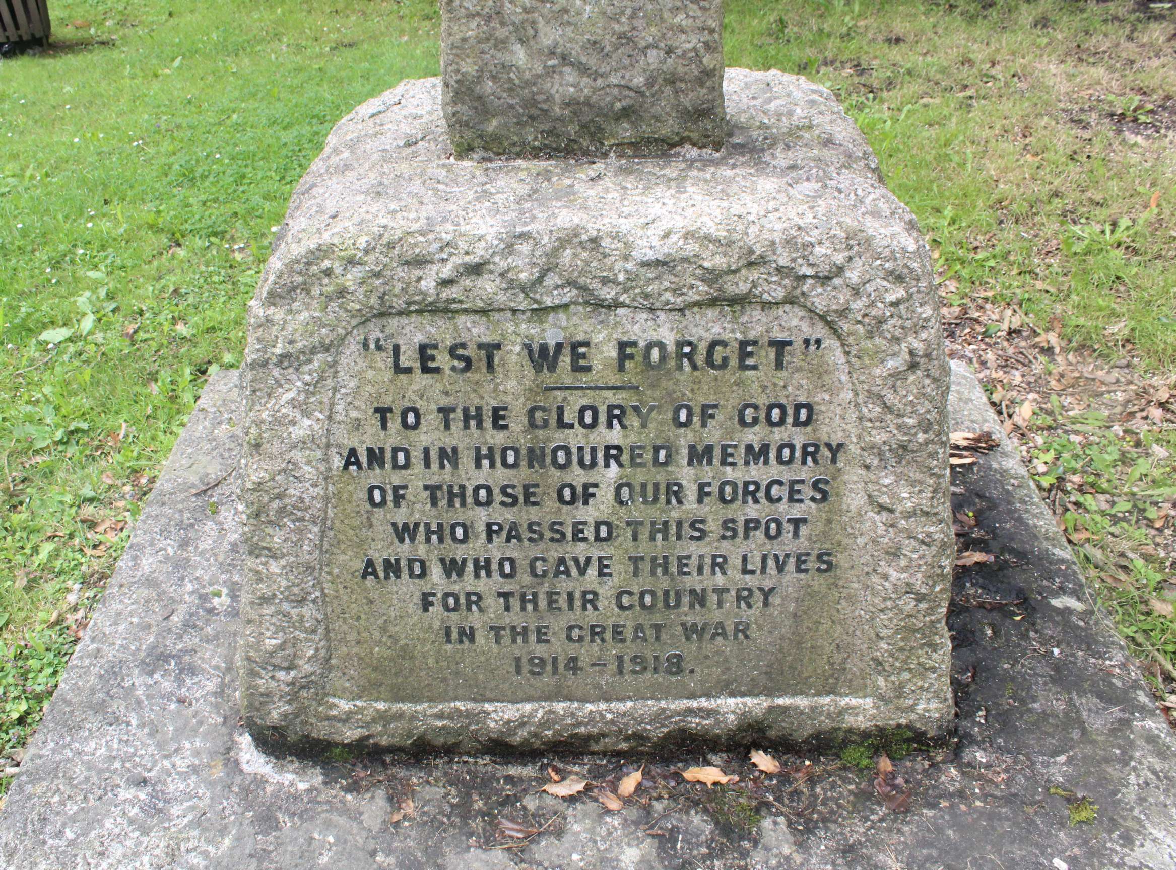 The foot of the memorial inscribed with the words: "Lest we forget". To the glory of God and in honoured memory of those of our forces who passed this spot and who gave their lives for their country in the Great War 1914-1918