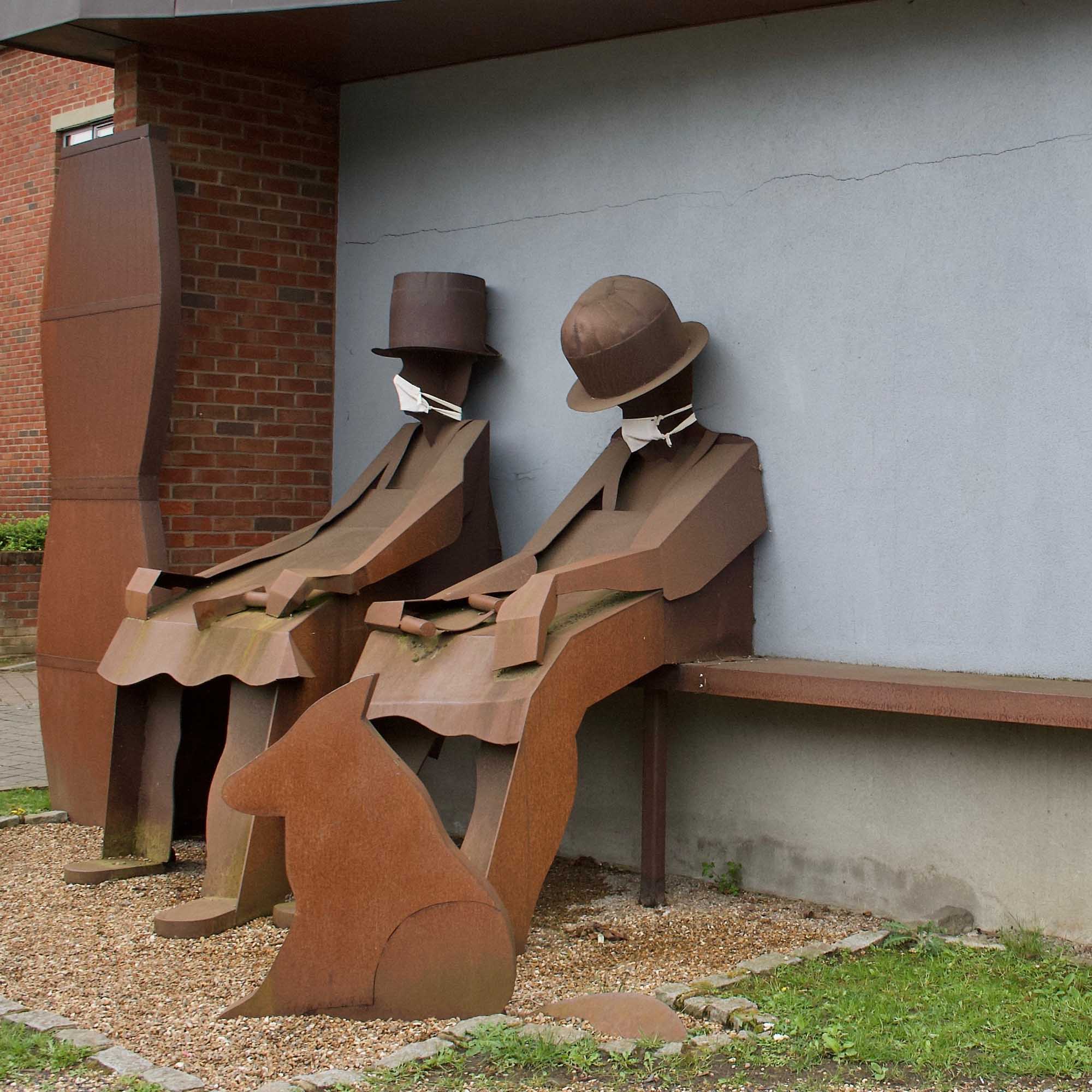Sculpture of coopers/barrel makers in Hitchin.