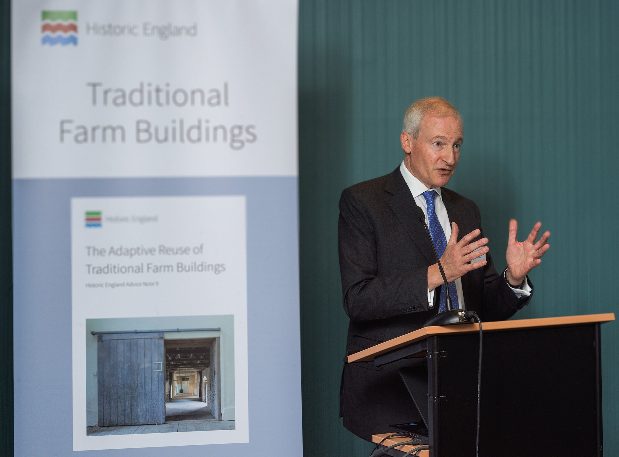 Sir Laurie Magnus giving a speech.