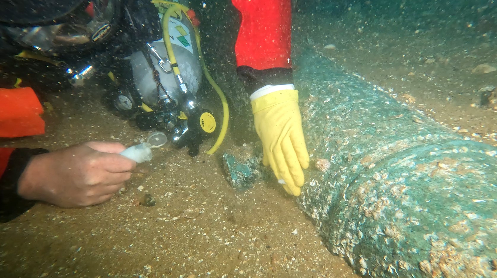 A diver applying a protective marking solution on the 'Klein Hollandia' protected wreck site.